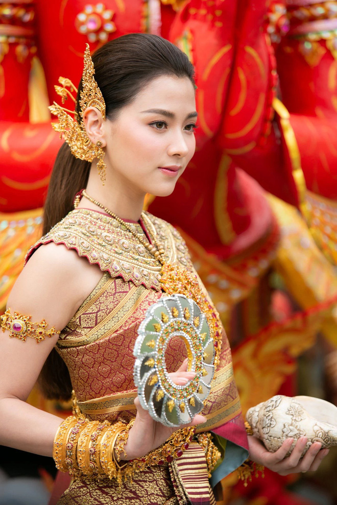 Nữ thần lễ phục Thái gọi tên Baifern (Chiếc Lá Bay): Bé đã xinh xỉu, lớn hóa nữ thần Songkran đẹp điên đảo 2 năm với bộ đồ tiền tỷ - Ảnh 4.