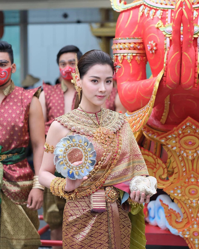 Nữ thần lễ phục Thái gọi tên Baifern (Chiếc Lá Bay): Bé đã xinh xỉu, lớn hóa nữ thần Songkran đẹp điên đảo 2 năm với bộ đồ tiền tỷ - Ảnh 5.