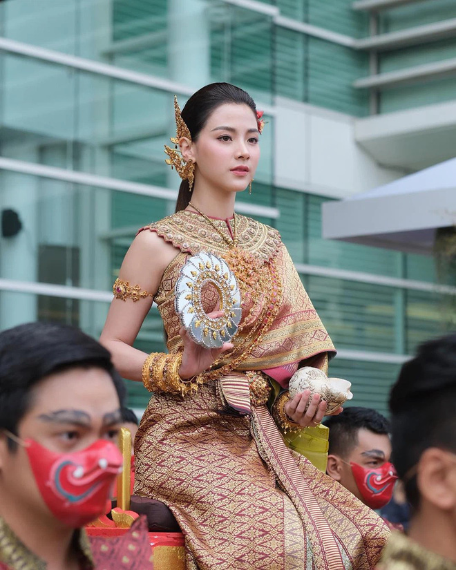Nữ thần lễ phục Thái gọi tên Baifern (Chiếc Lá Bay): Bé đã xinh xỉu, lớn hóa nữ thần Songkran đẹp điên đảo 2 năm với bộ đồ tiền tỷ - Ảnh 6.