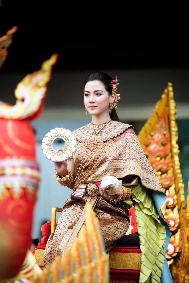 Nữ thần lễ phục Thái gọi tên Baifern (Chiếc Lá Bay): Bé đã xinh xỉu, lớn hóa nữ thần Songkran đẹp điên đảo 2 năm với bộ đồ tiền tỷ - Ảnh 7.