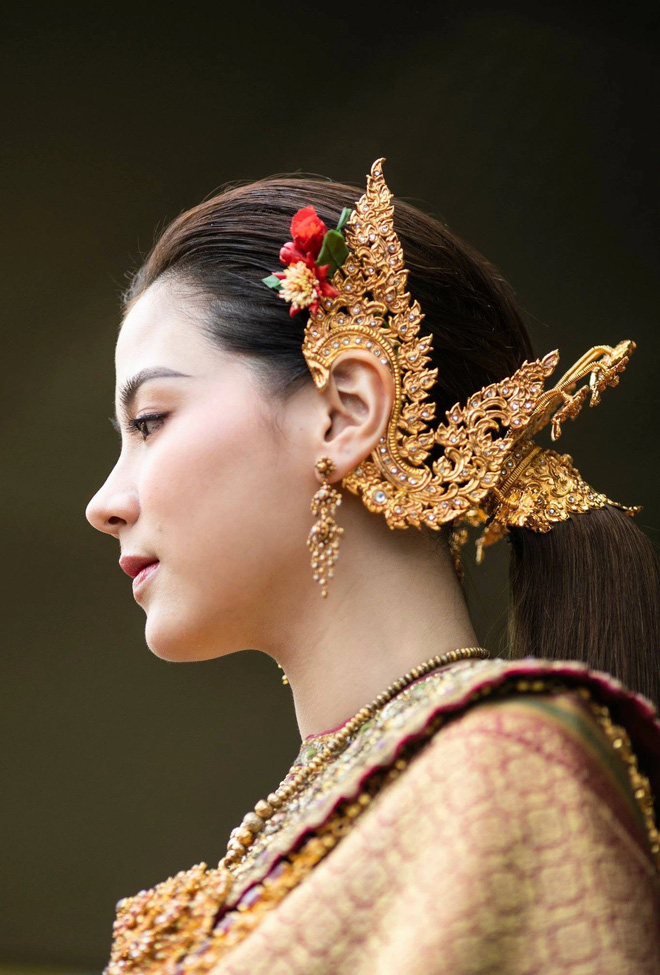 Nữ thần lễ phục Thái gọi tên Baifern (Chiếc Lá Bay): Bé đã xinh xỉu, lớn hóa nữ thần Songkran đẹp điên đảo 2 năm với bộ đồ tiền tỷ - Ảnh 8.