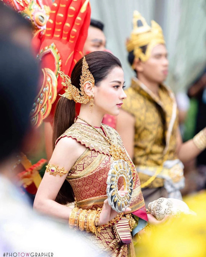 Nữ thần lễ phục Thái gọi tên Baifern (Chiếc Lá Bay): Bé đã xinh xỉu, lớn hóa nữ thần Songkran đẹp điên đảo 2 năm với bộ đồ tiền tỷ - Ảnh 9.