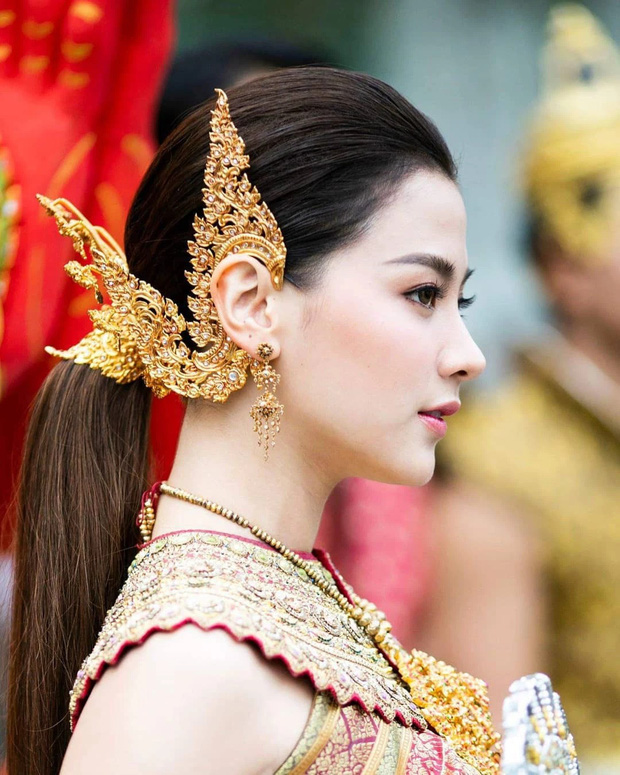 Nữ thần lễ phục Thái gọi tên Baifern (Chiếc Lá Bay): Bé đã xinh xỉu, lớn hóa nữ thần Songkran đẹp điên đảo 2 năm với bộ đồ tiền tỷ - Ảnh 10.