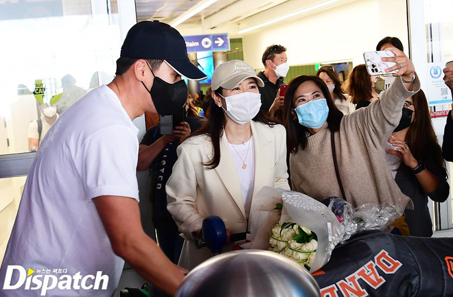  Hyun Bin và Son Ye Jin bị theo chân quay lén khi đi trăng mật ở Mỹ, nam tài tử có ngay động thái cực phũ phàng  - Ảnh 2.