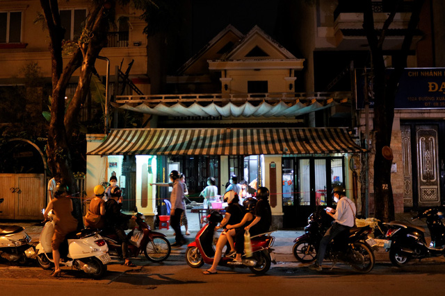 The most famous duck egg shop in Saigon: Using a car to transport guests for free, the owner holds the recipe for boiling holy eggs, selling more than 3000 eggs every day - Photo 1.