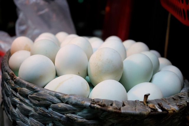 The most famous duck egg shop in Saigon: Using a car to transport guests for free, the owner holds the recipe for boiling holy eggs, selling more than 3000 eggs every day - Photo 2.