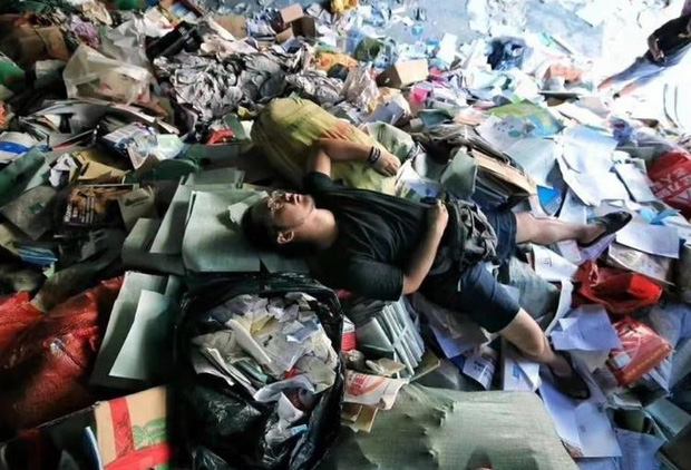 For 7 years without buying new clothes, the boy was rejected by his family because he refused to go to work but only liked to dig through the trash - Photo 4.