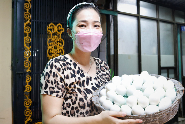 The best shop with duck eggs in Saigon: Using a car to transport guests for free, the owner holds the recipe for boiling holy eggs, selling more than 3000 eggs every day - Photo 3.