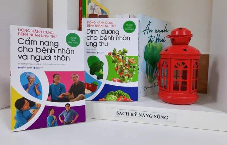 Hội thảo ra mắt bộ sách Đồng hành cùng bệnh nhân ung thư: Hành trang đẩy lùi án tử - Ảnh 3. Hội thảo ra mắt bộ sách Đồng hành cùng bệnh nhân ung thư: Hành trang đẩy lùi án tử - Ảnh 3.