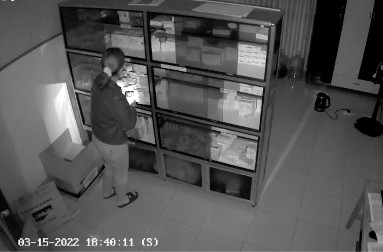 Camera bắt quả tang nữ trạm trưởng lén lấy thuốc trong tủ ở trạm y tế mang đi bán - Ảnh 1. Camera bắt quả tang nữ trạm trưởng lén lấy thuốc trong tủ ở trạm y tế mang đi bán - Ảnh 1.