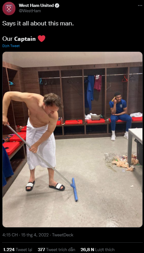 Đội trưởng West Ham cởi trần quét phòng thay đồ sau khi giành vé bán kết Europa League - Ảnh 3.