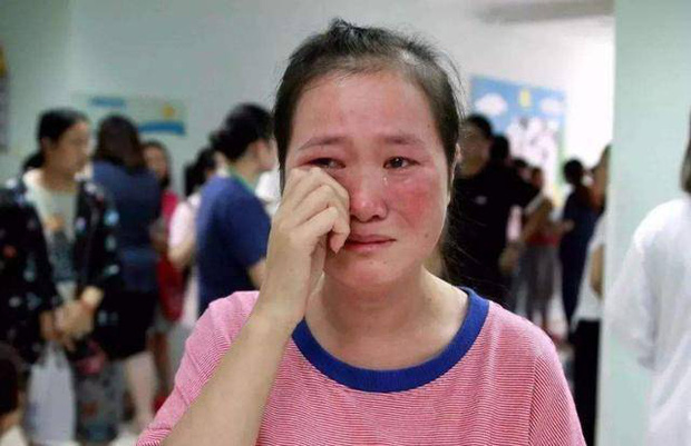 5-year-old son often hides in his room, dances in front of the mirror, his parents rush to see a doctor: Hearing the diagnosis, he burst into tears - Photo 3.