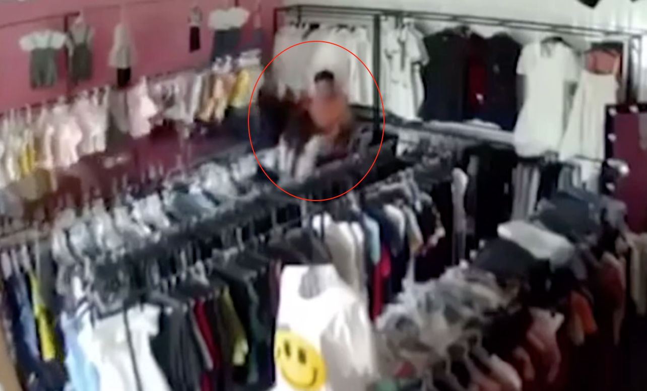 Clip nam thanh niên lao vào tấn công nữ chủ shop quần áo giữa ban ngày - Ảnh 2.