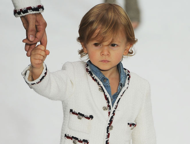 “Hoàng tử bé thần thái ngút ngàn, mới 2 tuổi đã sải bước tại show Chanel, sở hữu khối tài sản triệu đô bây giờ ra sao? - Ảnh 1.