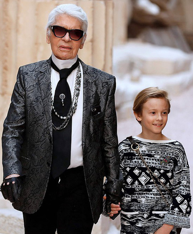 “Hoàng tử bé thần thái ngút ngàn, mới 2 tuổi đã sải bước tại show Chanel, sở hữu khối tài sản triệu đô bây giờ ra sao? - Ảnh 9.