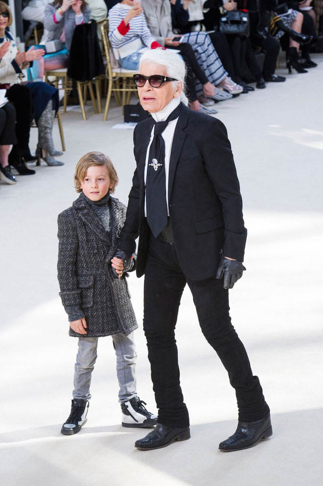 “Hoàng tử bé thần thái ngút ngàn, mới 2 tuổi đã sải bước tại show Chanel, sở hữu khối tài sản triệu đô bây giờ ra sao? - Ảnh 10.