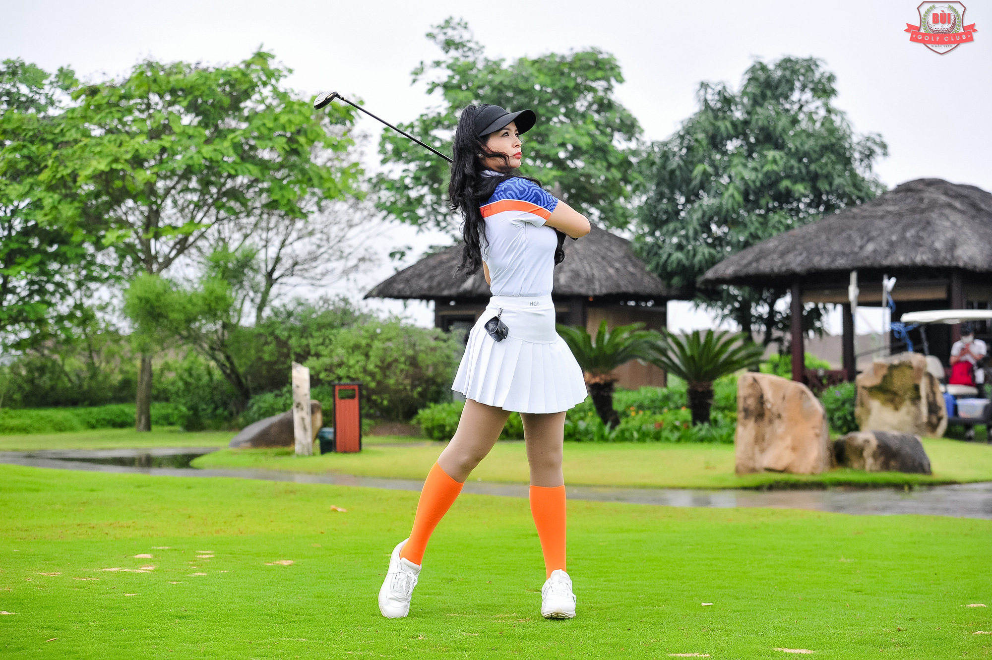 Thúy Hằng khoe sắc vóc ở sân golf - Ảnh 3.