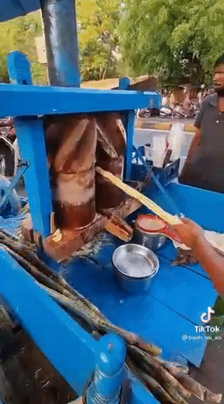 Cười mệt với xe nước mía chạy bằng cơm ở Ấn Độ, làm xong 1 cốc mệt muốn xỉu ngang - Ảnh 2.