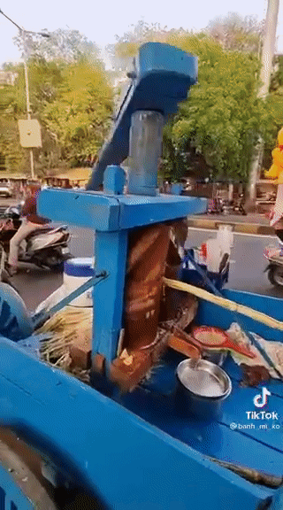 Cười mệt với xe nước mía chạy bằng cơm ở Ấn Độ, làm xong 1 cốc mệt muốn xỉu ngang - Ảnh 3.