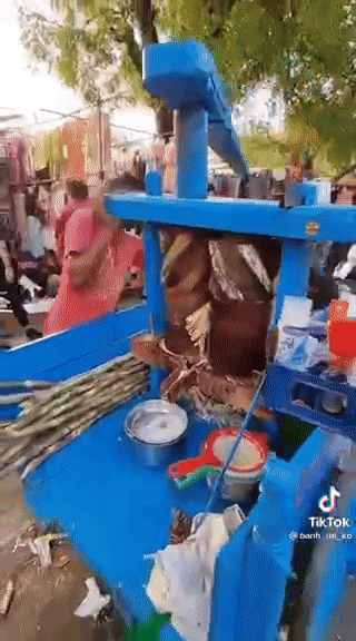 Cười mệt với xe nước mía chạy bằng cơm ở Ấn Độ, làm xong 1 cốc mệt muốn xỉu ngang - Ảnh 4.