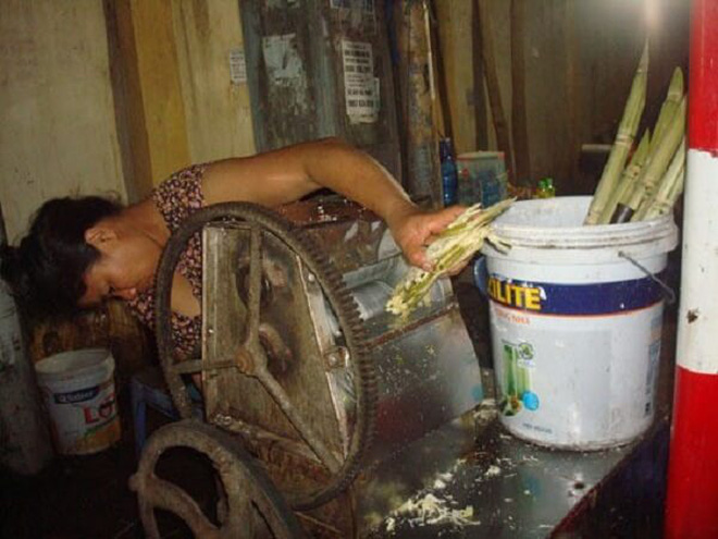 Cười mệt với xe nước mía chạy bằng cơm ở Ấn Độ, làm xong 1 cốc mệt muốn xỉu ngang - Ảnh 7.