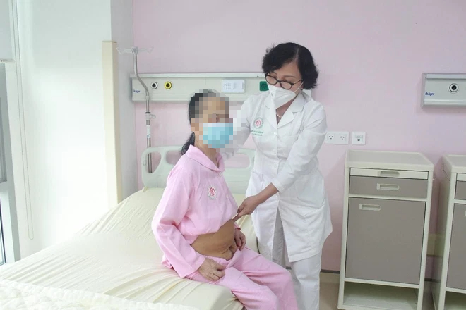 Người phụ nữ bụng to như mang thai 9 tháng ở tuổi 71 - Ảnh 4. Người phụ nữ bụng to như mang thai 9 tháng ở tuổi 71 - Ảnh 4.