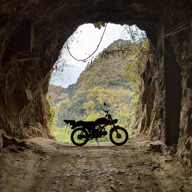 Hiếm người biết Việt Nam có con đường đi xuyên núi ngoạn mục bậc nhất, xem video mà ai cũng thót tim vì sợ - Ảnh 9.