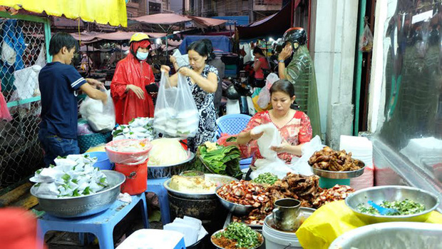 The most famous sticky rice restaurant in Saigon, which sold 100kg of sticky rice per day, was cluttered with cursing customers and unhygienic - Photo 1.