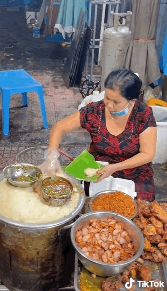 The most famous sticky rice restaurant in Saigon, which sold 100kg of sticky rice per day, was cluttered with cursing customers and unhygienic - Photo 3.