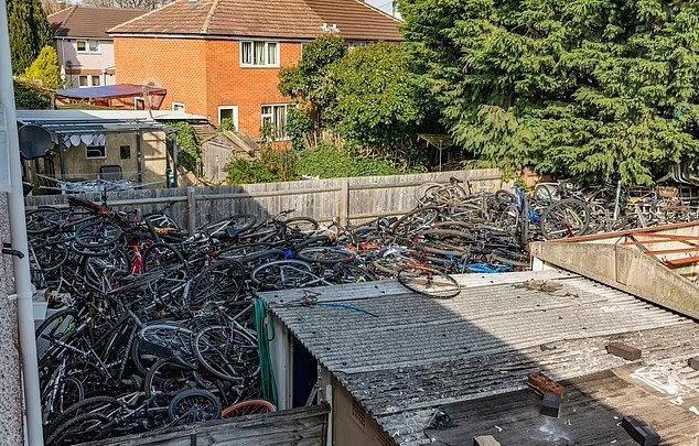 The strange thief kept more than 500 stolen bicycles in his garden - Photo 2.