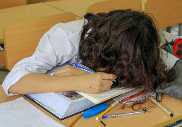 Nam sinh từng muốn nhảy lầu tự tử từ tầng 2 khi nhận bảng điểm trung bình, nhưng mọi chuyện đã thay đổi khi gặp cha mẹ... - Ảnh 1. Nam sinh từng muốn nhảy lầu tự tử từ tầng 2 khi nhận bảng điểm trung bình, nhưng mọi chuyện đã thay đổi khi gặp cha mẹ... - Ảnh 1.