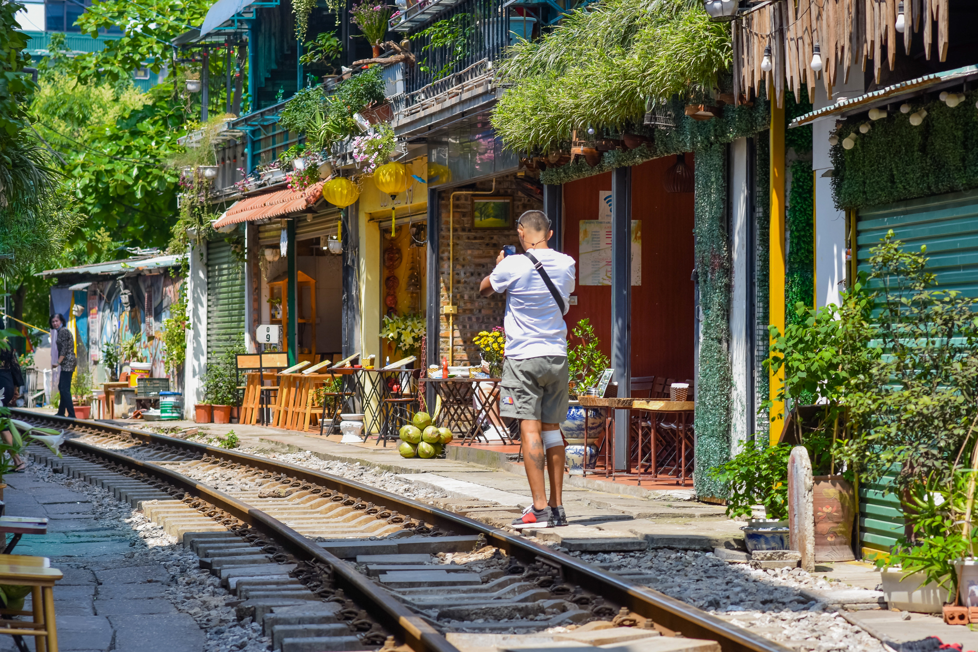 Phố cà phê đường tàu ở Hà Nội đón khách trở lại với nhiều thay đổi lớn - Ảnh 1.