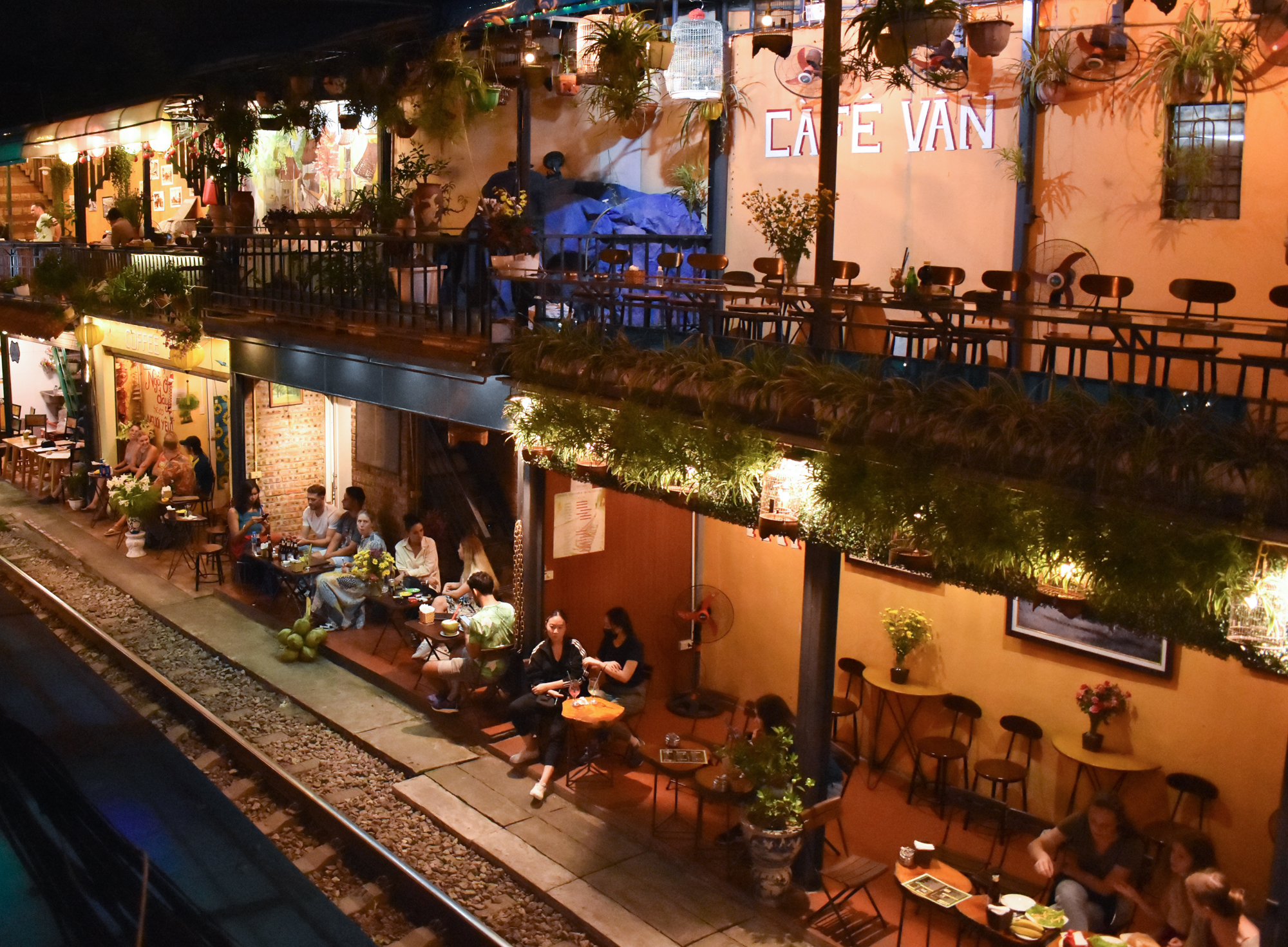 Phố cà phê đường tàu ở Hà Nội đón khách trở lại với nhiều thay đổi lớn - Ảnh 8.