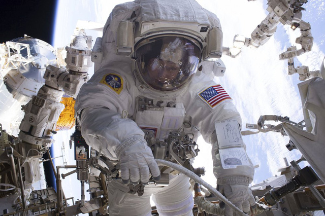 Phi hành gia Nga đi bộ ngoài không gian trạm ISS - Ảnh 1.