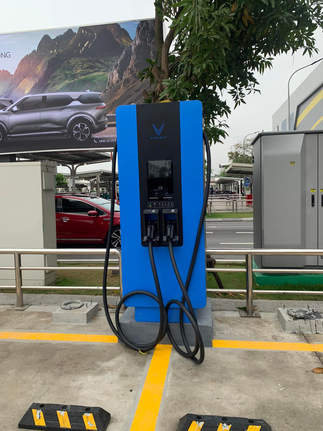  Trạm sạc xe điện siêu tốc của VinFast xuất hiện tại Việt Nam, công suất ngang ngửa Supercharger của Tesla  - Ảnh 1.