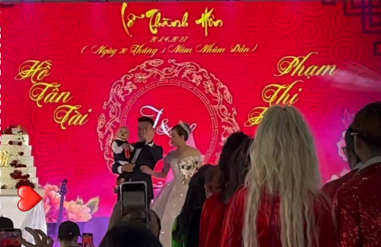 Bé trai đặc biệt xuất hiện trong lễ cưới của hậu vệ Hồ Tấn Tài - Ảnh 3.