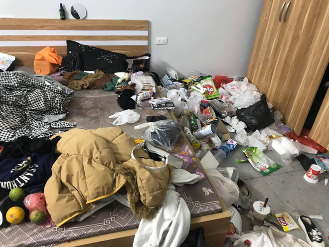 Kinh hoàng với căn phòng trọ của 2 nữ sinh Hà Nội: Rác thải chất ngập nhà, xem đến WC mà không chấp nhận được - Ảnh 2.