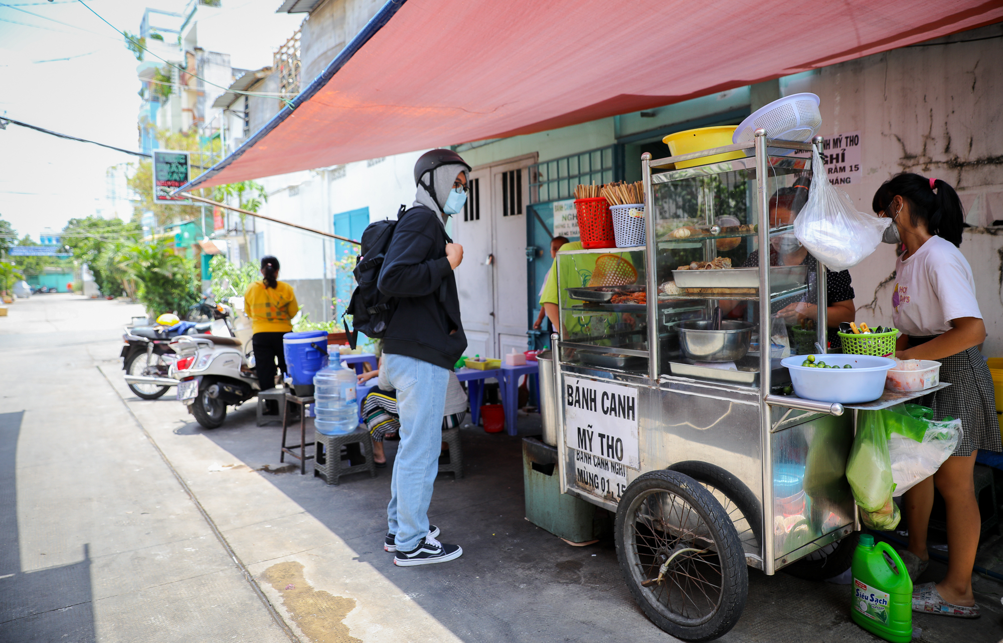 Quán bánh canh sườn 10.000 đồng rẻ nhất TP.HCM, suýt phá sản vì 4 năm không tăng giá - Ảnh 1.