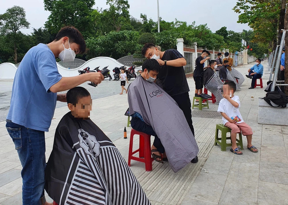 Anh xe ôm, bác cửu vạn, người vô gia cư... ai có nhu cầu là chúng tôi cắt tóc miễn phí - Ảnh 1.