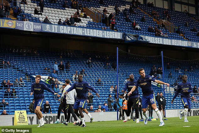 Fan Arsenal khịa Chelsea vì Stamford Bridge trống trơn - Ảnh 1.