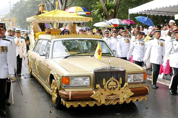 Cuộc sống xa hoa của quốc vương Brunei cùng khối tài sản khổng lồ, sẵn sàng dát vàng bất kì thứ gì trong tầm mắt - Ảnh 4.