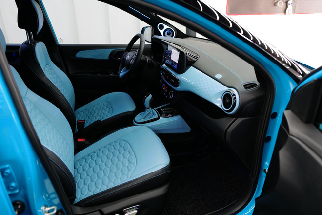 Nữ chủ xe Hyundai Grand i10 sơn và độ đèn kiểu Porsche, nội thất lấy cảm hứng Maybach - Ảnh 6.