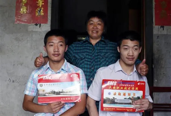 A poor mother for 20 years has worked hard to raise her two sons with cerebral palsy to pass the university entrance exam - Photo 7.