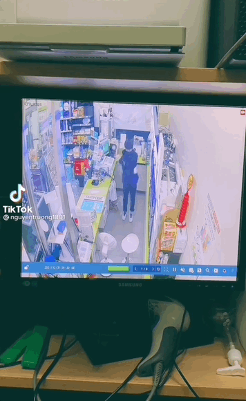 Controversial situations from security cameras: Ninja Lead rushed into the noodle shop, the staff danced in the absence of the owner?  - Photo 2.