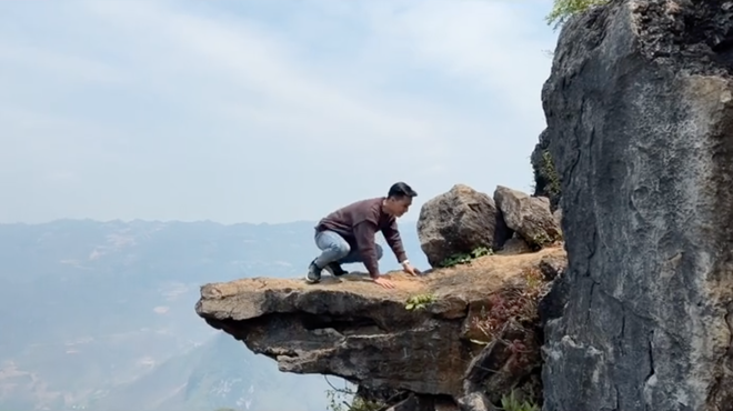 Behind-the-scenes of a photo of a cliff that makes everyone want to shake their feet - Photo 2.