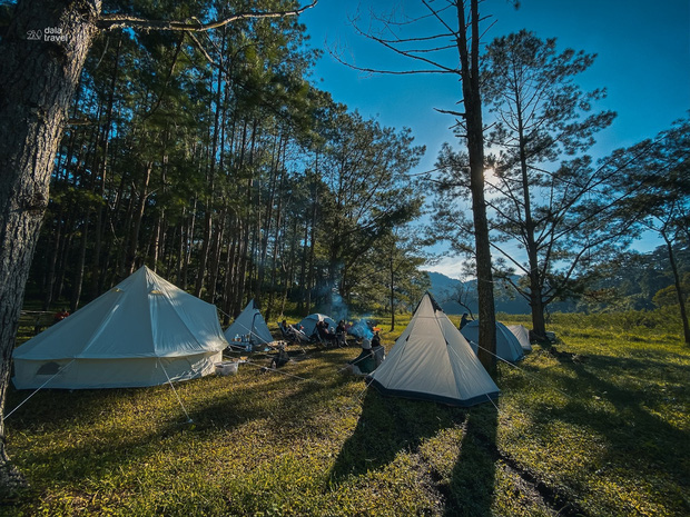 Trào lưu glamping ngày càng hot, rất nhiều địa điểm đã được đặt kín chỗ trong dịp lễ 30/4 - 1/5 - Ảnh 1.