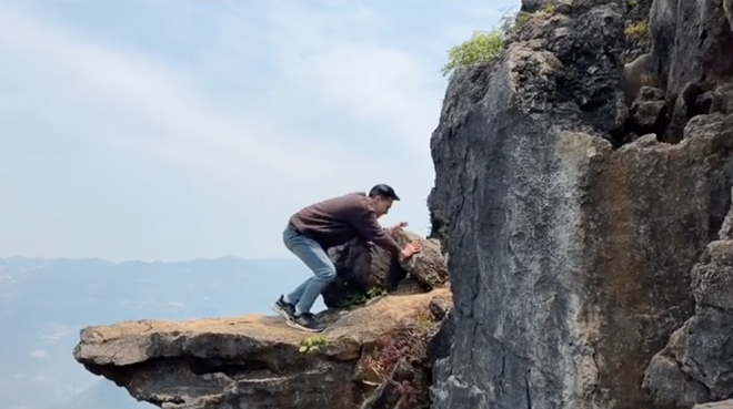 Behind the scenes of a photo of a cliff that makes everyone want to shake their feet - Photo 3.