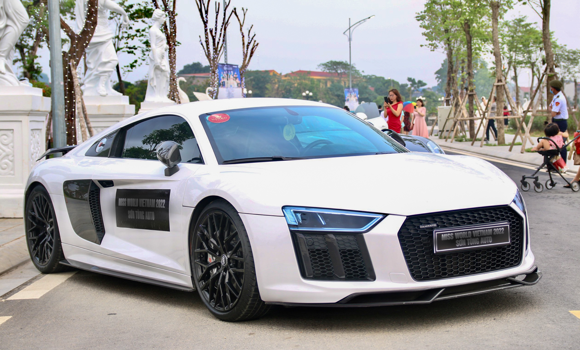 Xe chủ tịch giá 70 tỷ đọ dáng cùng dàn siêu xe tại Thái Nguyên - Ảnh 6.
