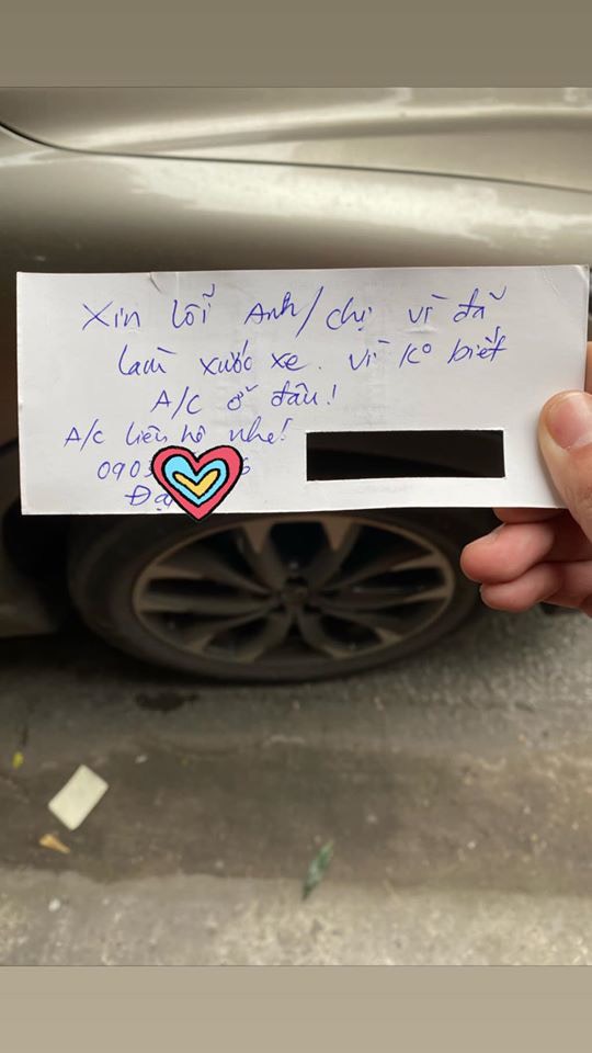 The child playfully scratched a stranger's car, the message left by the father received thousands of compliments - Photo 1.