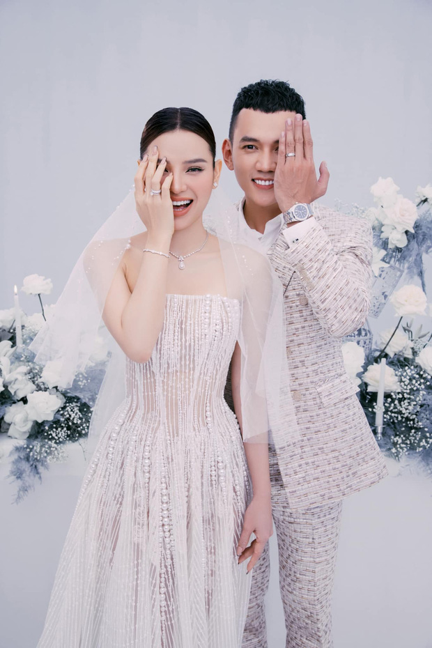 Ly Binh released a beautiful wedding photo before the wedding, revealing a special item with his wife Phuong Trinh Jolie - Photo 1.